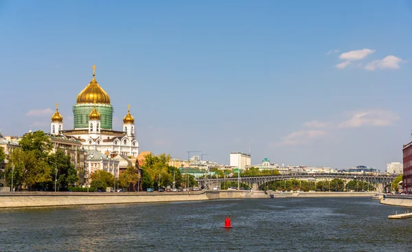 Cathedral of Christ the Saviour and Patriarshy Bridge in Moscow — Stock Photo, Image