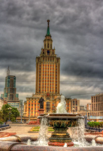 Utsikt över Hotel Leningradskaya, en Stalins skyskrapa i Moskva — Stockfoto