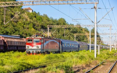 Yolcu treni Sighisoara istasyonunda - Romanya