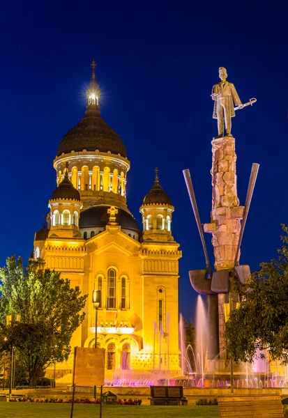 Άγαλμα του Stephen Bocskay και τον καθεδρικό ναό σε Κλουζ-Ναπόκα, Ρουμανία — Φωτογραφία Αρχείου