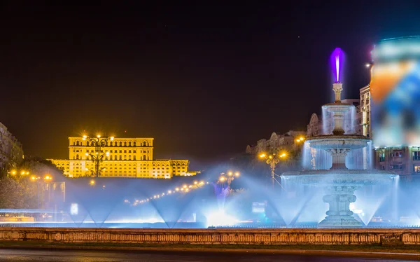 Vattenstråle fontän i Unirii square - Bukarest, Rumänien — Stockfoto