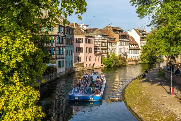 Barco de excursión en Estrasburgo - Alsacia, Francia — Foto de Stock
