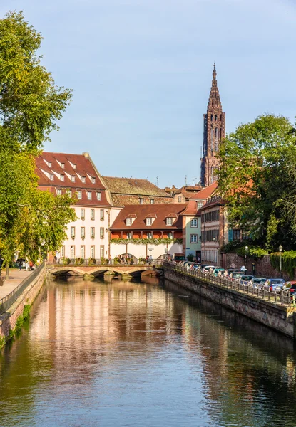 Vista de la Catedral de Estrasburgo en la zona "Petite France" — Foto de Stock