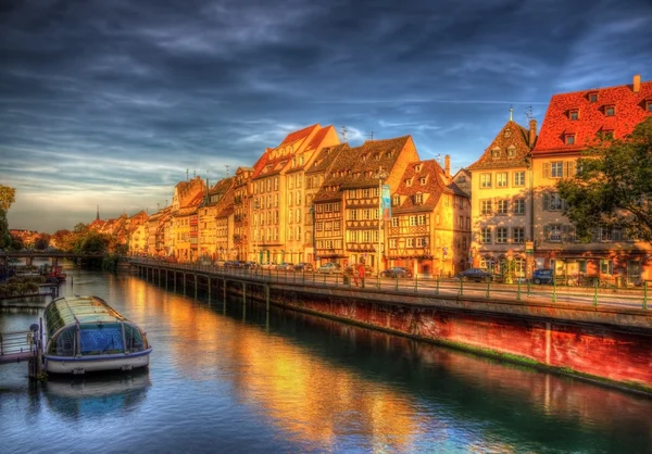 View of the Ill river in Strasbourg - Elsace, France — стоковое фото