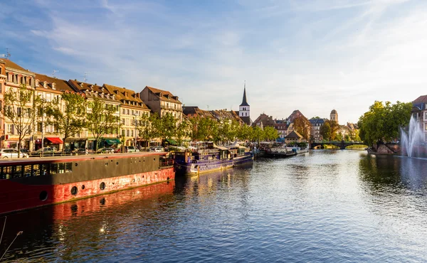 Strasburgu z rzeki The Ill - Alzacja, Francja — Zdjęcie stockowe