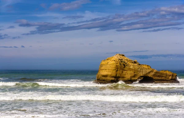 Un rocher dans l'océan Atlantique près de Biarritz, France — Photo