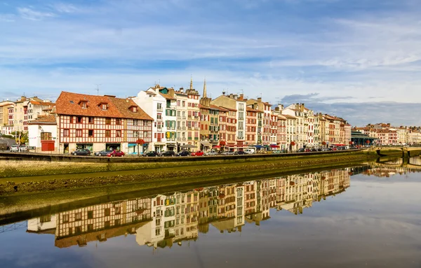 Gebouwen aan de kade van Bayonne - Frankrijk, Aquitaine — Stockfoto