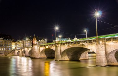 Gece - İsviçre Basel Mittlere Köprüsü