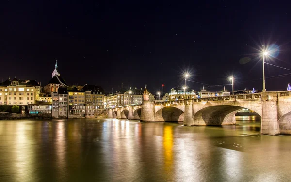 Mittlere bro i Basel på natten - Schweiz — Stockfoto