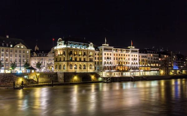 Edifícios na margem direita do Reno em Basileia, Suíça — Fotografia de Stock