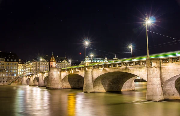 Mittlere brug in Bazel bij nacht - Zwitserland — Stockfoto