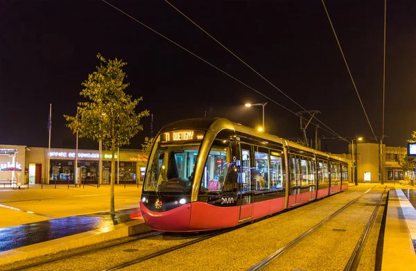 DIJON, FRANCIA - 01 DE NOVIEMBRE: Tranvía Alstom Citadis 302 en el céntimo — Foto de Stock