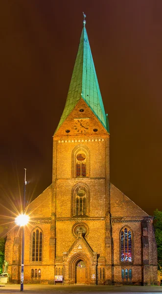 Vista nocturna de la iglesia de San Nikolai en Kiel, Alemania — Foto de Stock