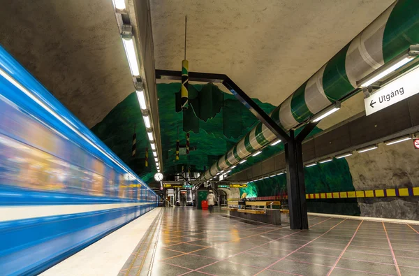 Stockholm, Zweden - 30 mei: Trein verlaten Huvudsta metro station — Stockfoto