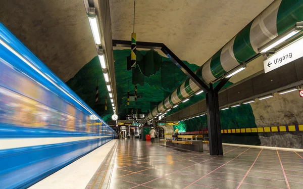 Tåget lämnar huvudsta tunnelbanestation i stockholm — Stockfoto