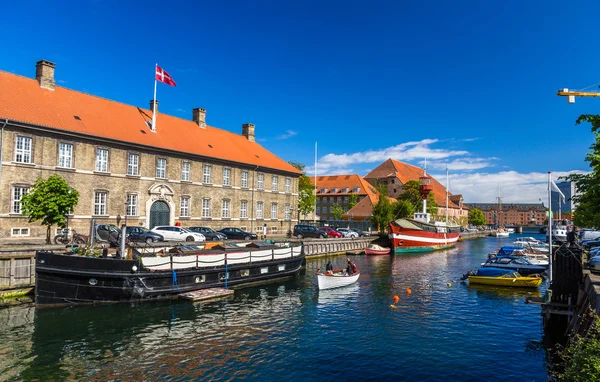 Båtar vid en kanal i Köpenhamn, Danmark — Stockfoto