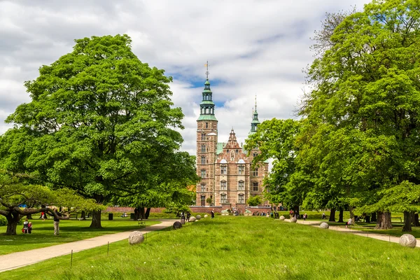Rosenborg slottsträdgården i Köpenhamn - Danmark — Stockfoto