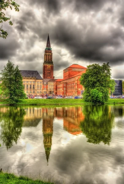 Municipio di Kiel con riflessione da una superficie dell'acqua - Germania — Foto Stock