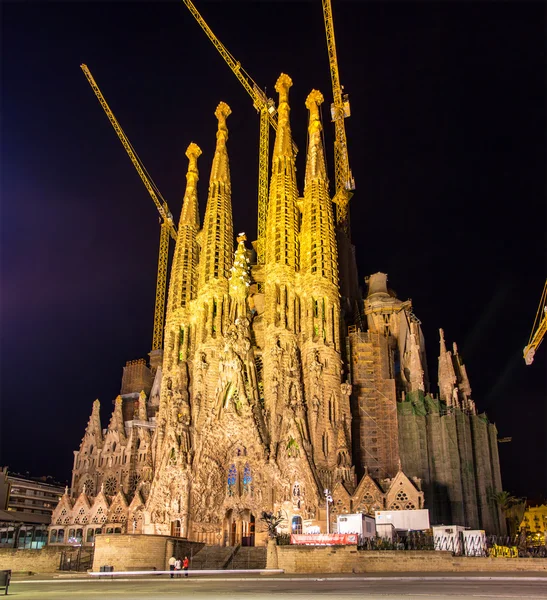 BARCELONA, ESPANHA - NOVEMBRO 09: Vista noturna da Sagrada Família ch — Fotografia de Stock