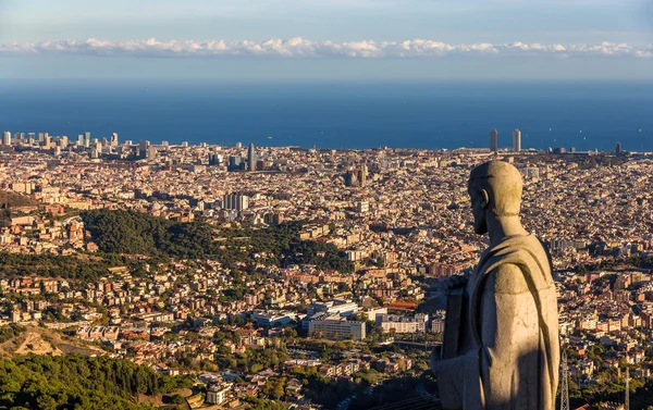 Scultura dell'apostolo e veduta di Barcellona — Foto Stock