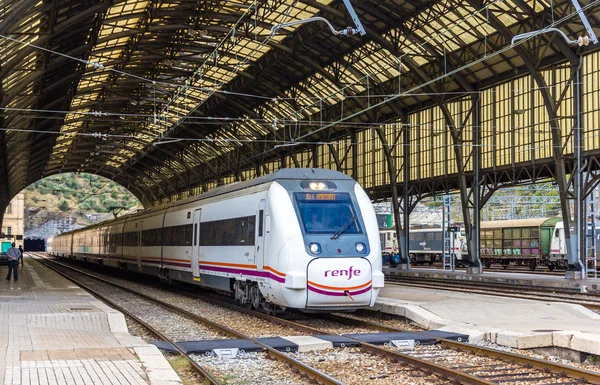 PORTBOU, ESPAÑA - 09 DE NOVIEMBRE: Tren Renfe de alta velocidad en noviembre — Foto de Stock
