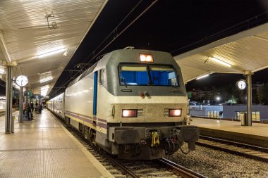 Gece treni Girona istasyonunda - İspanya