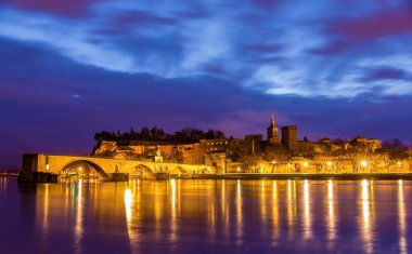ortaçağdan kalma şehir görünümünü avignon adlı sabah, unesco dünya mirası