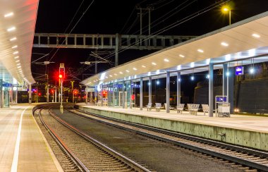 Avusturyalı tren istasyonu Feldkirch geceleri