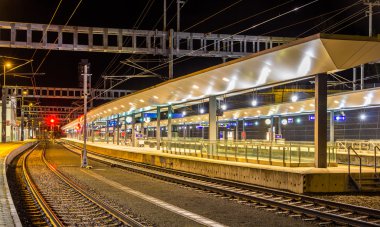 Avusturyalı tren istasyonu Feldkirch geceleri