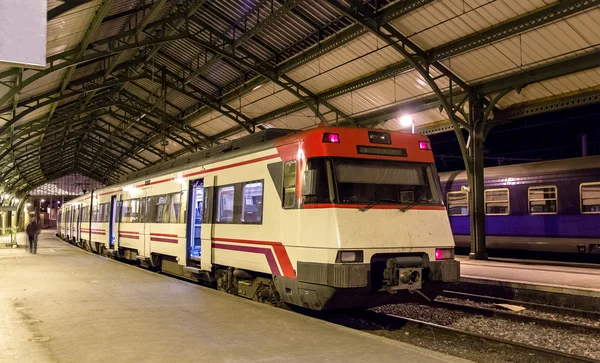 Spaanse voorstedelijke elektrische trein op Franse grens station Cerbere — Stockfoto