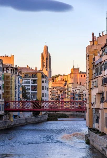 Cattedrale di Girona con ponte Eiffel sul fiume Onyar - Spagna — Foto Stock