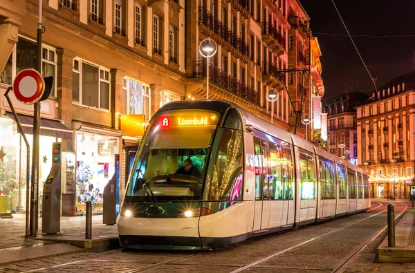 Tramvai modern în centrul orașului Strasbourg. Franţa, Alsacia — Fotografie, imagine de stoc