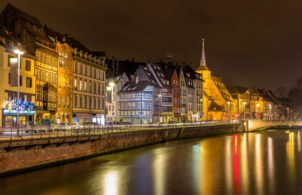 Nabrzeże rzeki w Strasburgu - Alzacja, Francja — Zdjęcie stockowe