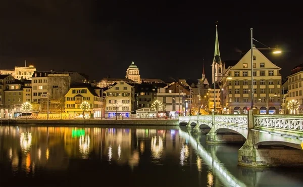 Altstadt von Zürich bei Nacht - Schweiz — Stockfoto