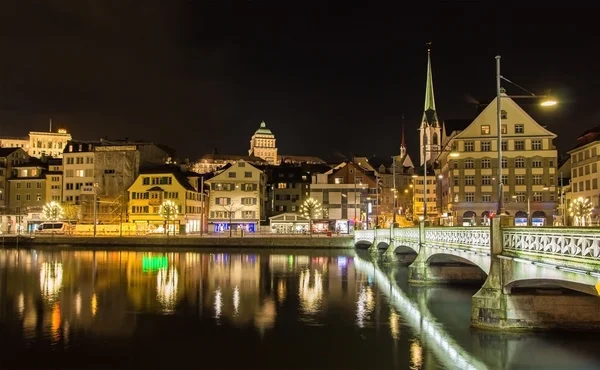 Oude stad van Zürich nachts - Zwitserland — Stockfoto