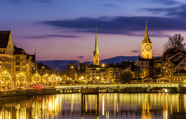 Zurigo sulle rive del fiume Limmat in una serata invernale — Foto Stock