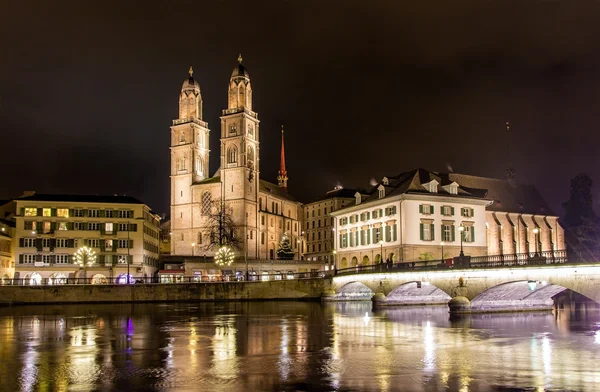 Tvillingtorn, en största kyrkan i Zürich, Schweiz — Stockfoto