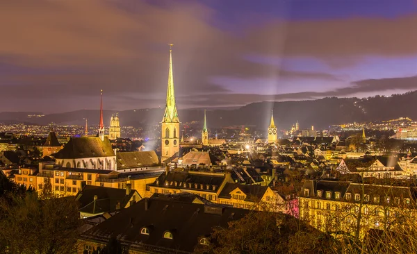 Vista nocturna del centro de Zúrich - Suiza — Foto de Stock