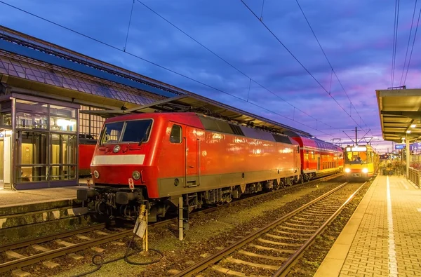 Trein op het centraal station van Karlsruhe - Duitsland — Stockfoto