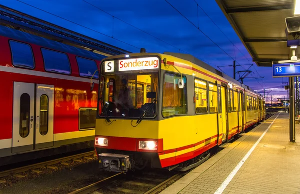 Трамвай на железнодорожном вокзале Карлсруэ - Германия — стоковое фото