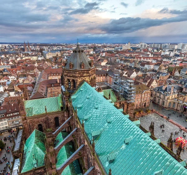 Beskåda av Strasbourg med Notre Dame-katedralen - Alsace, francen — Stockfoto