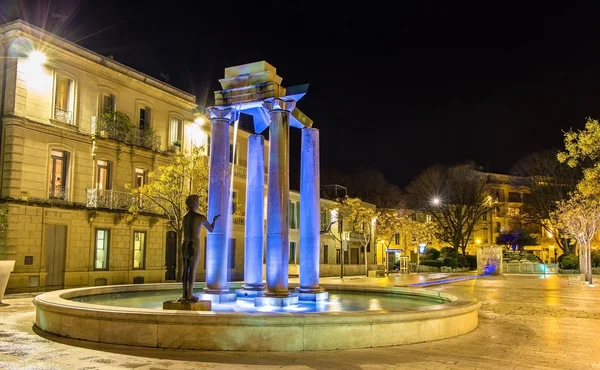 Place d'Assas square i Nimes på natten - Frankrike — Stockfoto