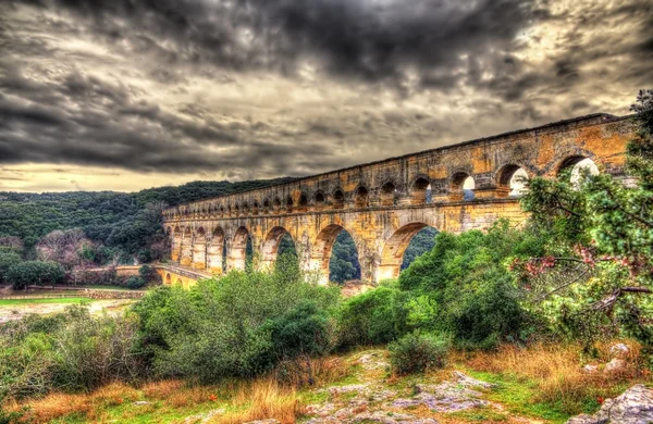 Imagen HDR de Pont du Gard, antiguo acueducto romano incluido en UNES —  Fotos de Stock