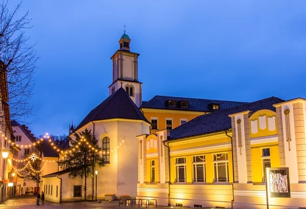 Бронювання необхідного вам квадратних з церквою Святого Іоанна в Фельдкірхен - Австрія — стокове фото