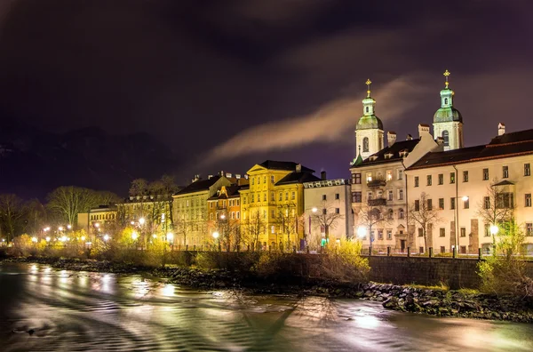 Innsbruckin rantakatu yöllä - Itävalta — kuvapankkivalokuva