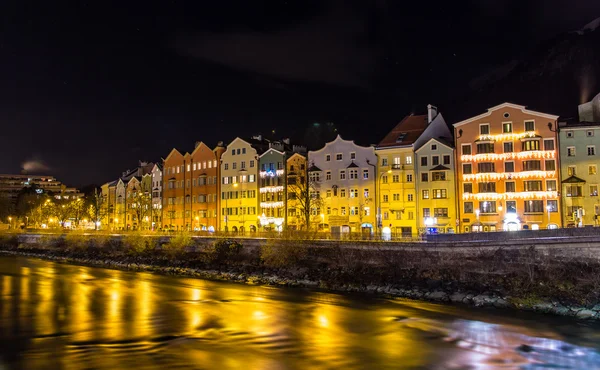 A töltésen Innsbruck éjjel - Ausztria — Stock Fotó