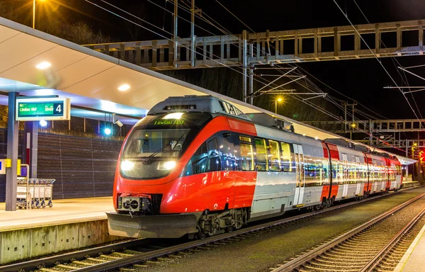 Treno locale austriaco alla stazione di Feldkirch — Foto Stock