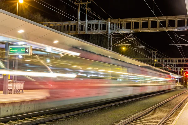 Zug fuhr vom Bahnhof Feldkirch - Österreich ab — Stockfoto