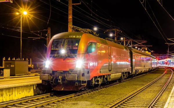 Feldkirch, Österreich - 25. Dezember: railjet, ein österreichischer Hochgeschwindigkeitszug — Stockfoto