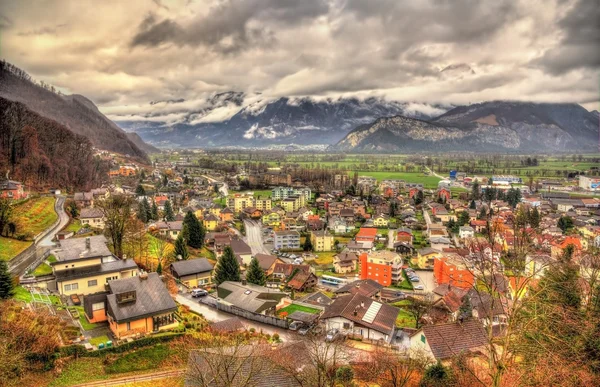 在瑞士阿尔卑斯山的 Sargans 村庄的视图 — 图库照片